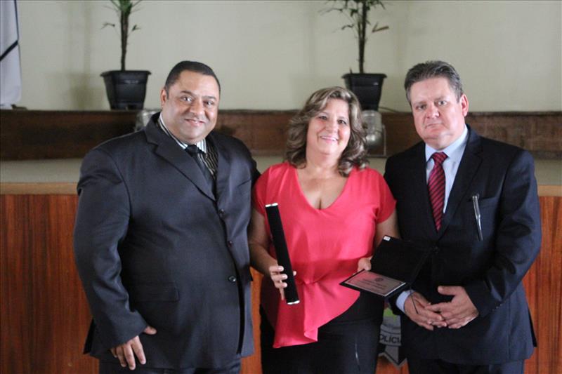 Nara recebe homenagem da Polícia Civil